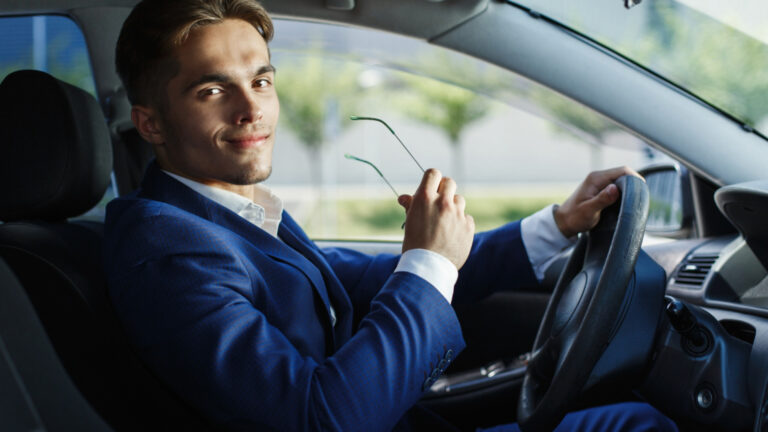 Devenir chauffeur de taxi : guide pratique et parcours professionnel