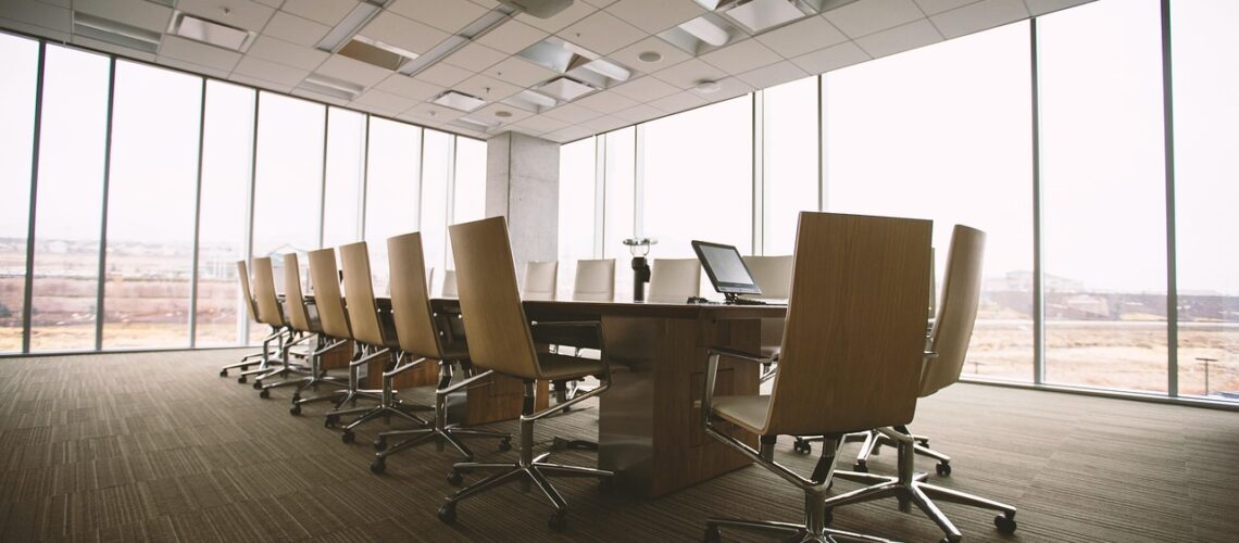 Optimiser l'acoustique de vos salles de conférence : conseils et meilleures pratiques
